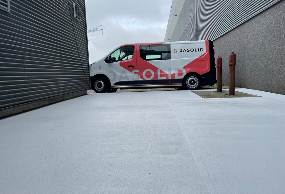 Jasolid bus terwijl experts van Jasolid bezig zijn met een project