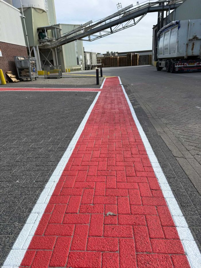 Rood signaalvlak gecombineerd met gele markering op industrieterrein