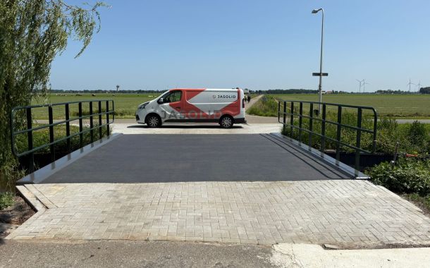 Overzicht van brug in herontwikkeld natuurgebied Hasselt
