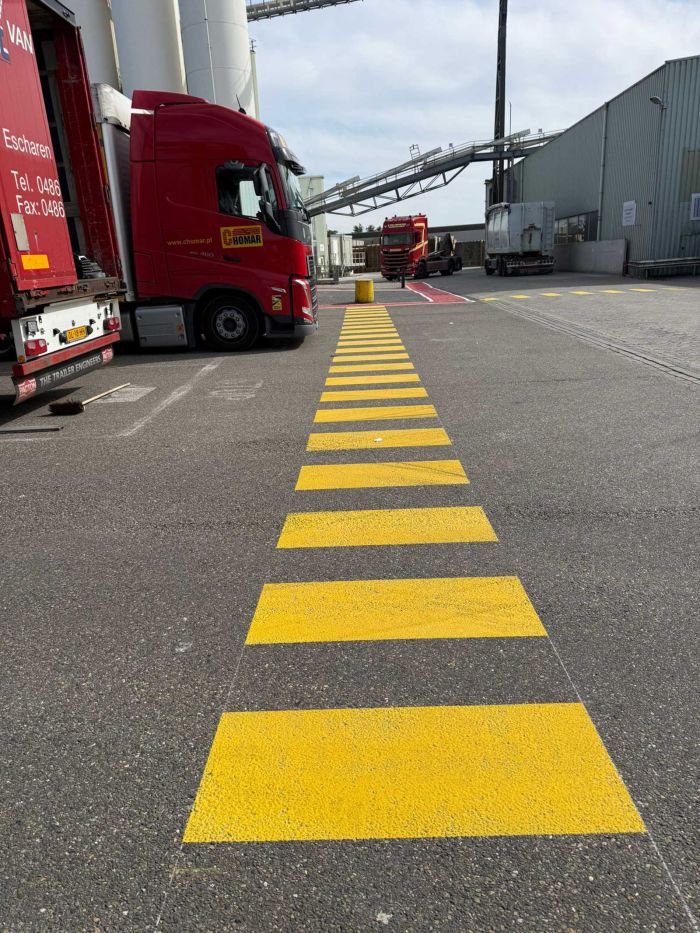 Gele zebramarkering op asfalt voor veilige oversteek